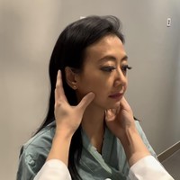 Momen Asri saat melakukan beragam persiapan sebelum operasi plastik diunggah oleh rumah sakit Korea tempatnya menjalani oplas. Foto: Instagram/@nanahospital.id