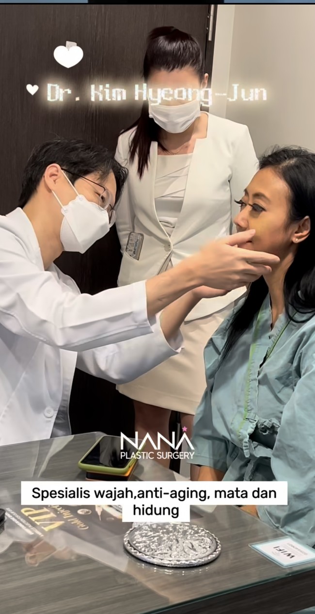 Terlihat sebelumnya wajah Asri diperiksa untuk menentukan bagian mana yang akan dikoreksi. Saat ini diketahui Asri sudah berusia 46 tahun, sehingga ia memilih metode oplas yang bisa kembali membuat wajahnya terlihat lebih muda. Foto: Instagram/@nanahospital.id