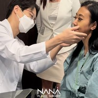 Terlihat sebelumnya wajah Asri diperiksa untuk menentukan bagian mana yang akan dikoreksi. Saat ini diketahui Asri sudah berusia 46 tahun, sehingga ia memilih metode oplas yang bisa kembali membuat wajahnya terlihat lebih muda. Foto: Instagram/@nanahospital.id