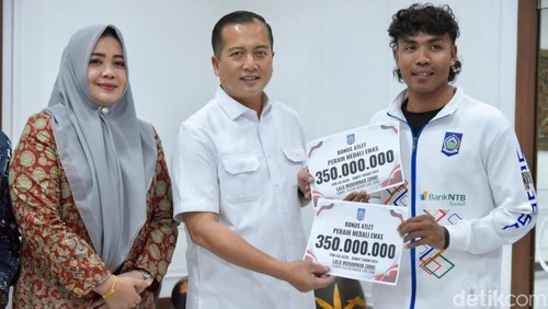 Atlet lari Lalu Muhammad Zohri menerima bonus sebesar Rp 700 juta dari Pemerintah Provinsi (Pemprov) Nusa Tenggara Barat (NTB), Kamis (27/3/2025). (Foto: Ahmad Viqi/detikBali)