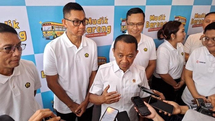Petugas PLN Distribusi Jakarta Raya, Area Bulungan, tengah melakukan pemeriksaan tegangan pada alat pembatas dan pengukur di rumah pelanggan R1. 900 VA, di daerah Gandaria Utara, Kebayoran Lama, Jakarta Selatan, Selasa (17/11/2015).
Pemerintah telah memutuskan untuk tetap memberikan subsidi listrik kepada seluruh pelanggan PLN dengan daya 450 VA. Rengga Sancaya/detikcom.