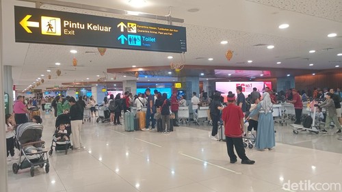 Suasana keramaian penumpang pesawat yang baru mendarat di Bandara Bali sebelum Hari Raya Nyepi, Kamis (27/3/2025). (Aryo Mahendro/detikBali).