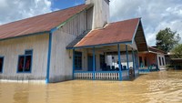 Ketinggian genangan banjir nyaris menutup pagar rumah warga. Banjir melanda sejak Senin (24/3/2025)
