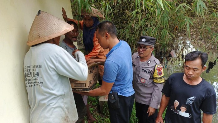 Bayi perempuan ditemukan di dalam kardus di areal persawahan Desa Tegalsari, Kecamatan Weru, Kabupaten Sukoharjo, Rabu (26/3/2025).