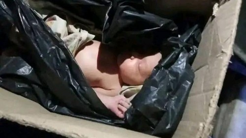 Bayi perempuan ditemukan terbungkus di dalam kardus bekas di rumah warga Dusun III, Desa Kiuoni, Kecamatan Fatuleu, Kabupaten Kupang, NTT, Kamis (27/3/2025). (Foto: Dok. Polsek Fatuleu)