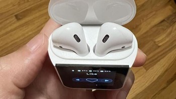 Ini bukan earbuds biasa melainkan AI Language Translator atau penerjemah bahasa pakai kecerdasan buatan. Foto: Amazon/Chloe via Bored Panda