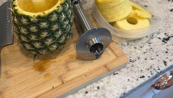 Pemotong nanas termudah. Tinggal putar, jadi deh, nanas potong. Foto: Amazon/Andy via Bored Panda  