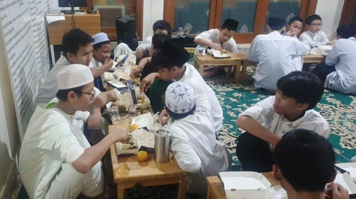 berbuatbaik bersama CTARSA Foundation berbagi kebahagiaan dengan berbagi buka puasa di Pondok Pesantren Penghafal Al-Quran Ar Rahma, Ciputat. (dok berbuatbaik)
