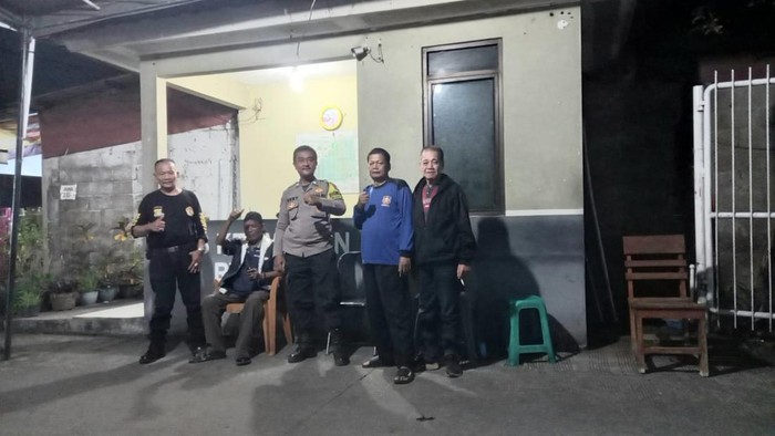 Bhabinkamtibmas di Rawalumbu, Bekasi bersama Satkamling siap mengamankan rumah warga yang ditinggal mudik.