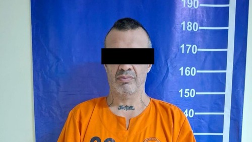 EJS saat diamankan di kantor BNNP Bali karena memesan kokain, Selasa (25/3/2025). (Dok BNNP Bali).