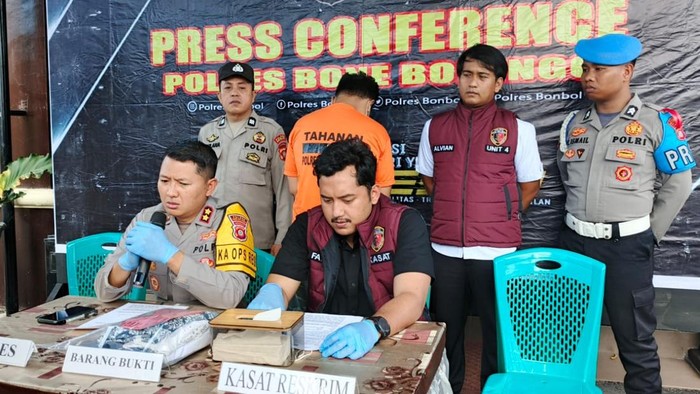Oknum guru SMAN 1 Suwawa berinisial RA (29) di Kabupaten Bone Bolango, Gorontalo yang diduga melecehkan siswinya berusia 18 tahun dengan iming-iming perbaikan nilai ditetapkan sebagai tersangka.