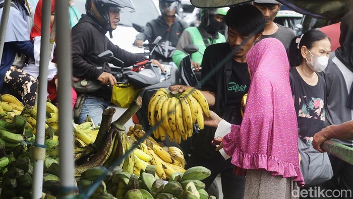 Pedagang buah pisang melayani pembeli di Pasar Kebayoran, Jakarta Selatan, Kamis  (27/3/2025).