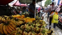 Kendati demikian, menurut para pedagang, kenaikan tersebut menurun dibandingkan dengan Ramadan tahun lalu.  