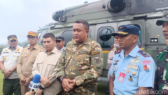Bupati Bogor Rudy Susmanto bersama pimpinan daerah lainnya meninjau via udara Desa Bojong Kulur, Gunung Putri Barat yang awal bulan lalu terdampak banjir (Rizky AM/detikcom)