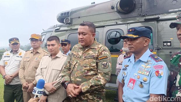 Bupati Bogor Rudy Susmanto bersama TNI-Polri melakukan pemantauan udara jalur mudik di wilayah Bogor. Foto: Rizky/detikcom.