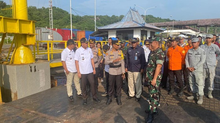 Bupati dan Wakil Bupati Karangasem I Gusti Putu Parwata dan Pandu Prapanca Lagosa (kemeja putih) meninjau pemudik di Pelabuhan Padangbai, Kamis (27/3/2025).