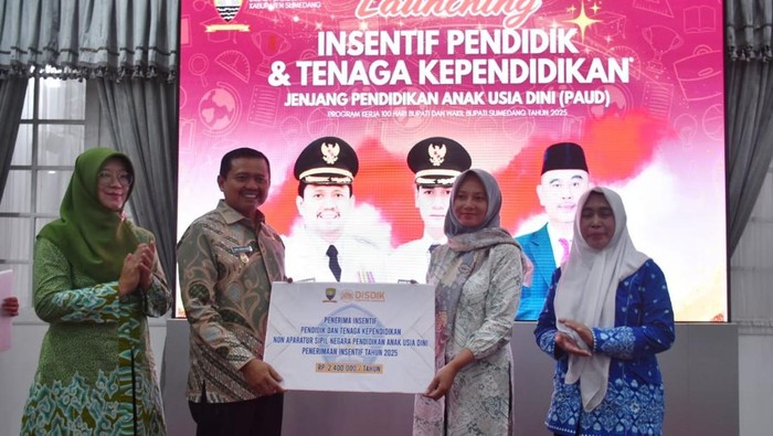 Bupati Sumedang Dony Ahmad Munir saat memberikan uang insentif secara simbolis di Gedung Negara, Sumedang, Kamis (27/3/2025).