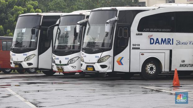 Bus Damri tujuan Bandara Internasional Soekarno-Hatta (CGK) di Terminal Kayuringin, Bekasi, Jawa Barat, Kamis (27/3/2025). (CNBC Indonesia/Tyas Budiarto)