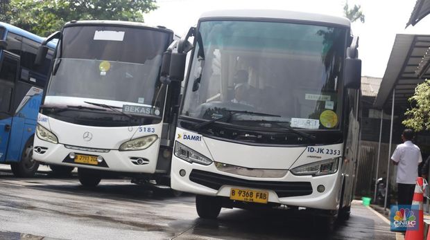 Bus Damri tujuan Bandara Internasional Soekarno-Hatta (CGK) di Terminal Kayuringin, Bekasi, Jawa Barat, Kamis (27/3/2025). (CNBC Indonesia/Tyas Budiarto)
