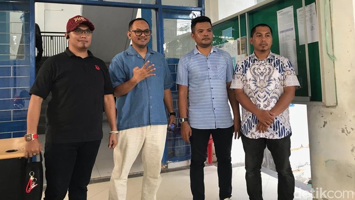 Calon wakil wali kota Palopo nomor urut 4, Akhmad Syarifuddin alias Ome bersama tim kuasa hukumnya saat memenuhi panggilan dari Bawaslu.