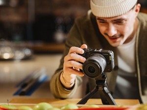 Canon Rilis EOS R50 V, Bodi Lebih Kecil Harga Lebih Murah