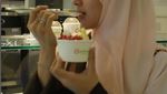 Pose Cantik Margin Wieheerm Saat Makan Bareng Ali Syakieb