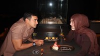 Rayakan ulang tahun pernikahan dengan Ali Syakieb yang kini sudah menjadi politisi, Margin dan Ali makan malam romantis.  Foto: Instagram @marginw