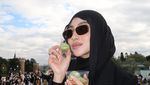 Pose Cantik Margin Wieheerm Saat Makan Bareng Ali Syakieb