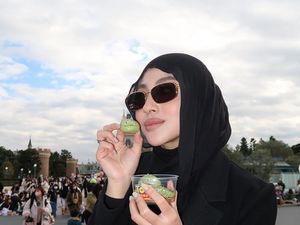 Pose Cantik Margin Wieheerm Saat Makan Bareng Ali Syakieb