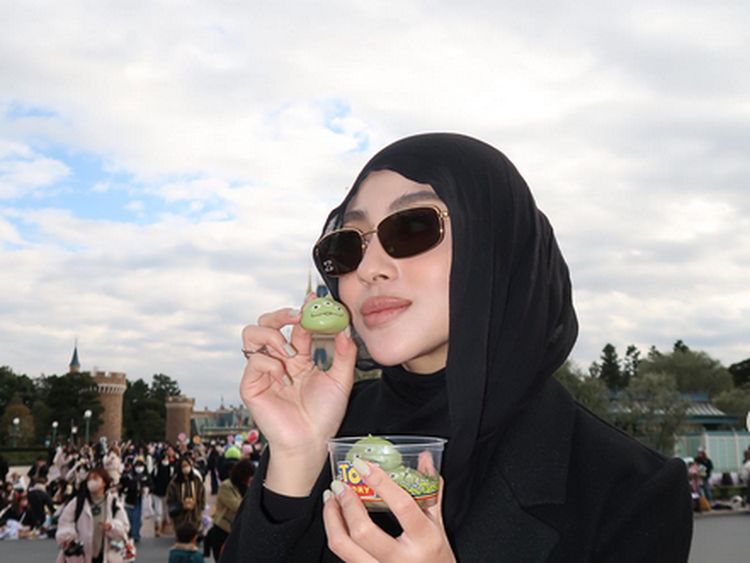 Pose Cantik Margin Wieheerm Saat Makan Bareng Ali Syakieb