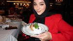 Pose Cantik Margin Wieheerm Saat Makan Bareng Ali Syakieb