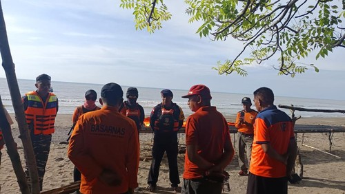 Tim SAR mencari korban tenggelam di Pantai Oebubun, Desa Oepuah, Kecamatan Biboki Moenleu, Kabupaten TTU, NTT.