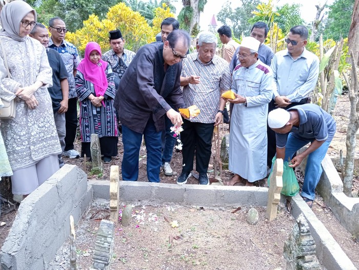 Pengusaha yang juga Chairman CT Corp Chairul Tanjung pulang ke kampung halaman di Sibolga Sumatera Utara, Kamis 27 Maret 2025.