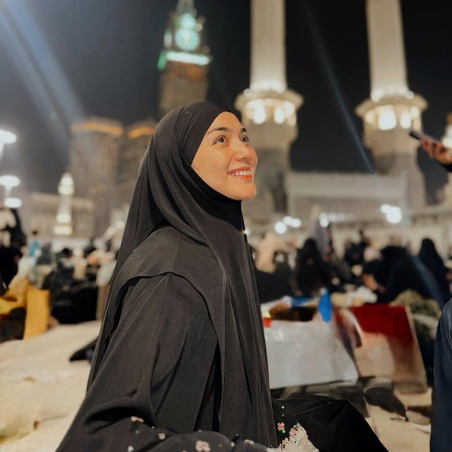 Citra Kirana juga berkesempatan menjalani iktikaf di luar negeri tepatnya di tempat yang paling dirindukan umat muslim yaitu Masjidil Haram. “Mengejar malam laillatulqadr 🖤 tgl 27 ramadhan , malam ganjil.. jutaan orang datang kesini dengan tujuan yang sama. ya Allah semoga kita semua mendapatkan malam laillatulqadr yaa,” tulis bintang sinetron itu dalam keterangan unggahan di Instagram. Foto: dok. Instagrm Citra Kirana