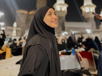 Citra Kirana dan Rezky Aditya Iktikaf di Masjidil Haram