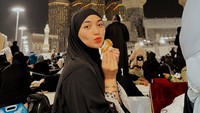 Suasana iktikaf di rooftop Masjidil Haram. Foto: dok. Instagram Citra Kirana