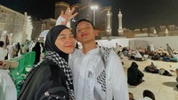 Mengejar malam laillatulqadar tanggal 27 Ramadan, malam ganjil. Jutaan orang datang ke sini dengan tujuan yang sama. Ya Allah semoga kita semua mendapatkan malam laillatulqadar yaa... malam yang semua doa-doa dan hajat kita dikabul sama Allah SWT. Semoga tahun depan bisa ke sini lagi sama keluarga dan sahabat-sahabatku sayang, amiin, tulis Citra Kirana, Kamis (27/3/2025). Foto: dok. Instagram Citra Kirana