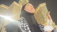 Citra Kirana berjalan menuju rooftop Masjidil Haram untuk salat qiyamullail pada malam ke-27 Ramadan. Foto: dok. Instagram Citra Kirana