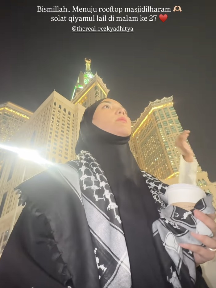 Citra Kirana dan Rezky Aditya iktikaf