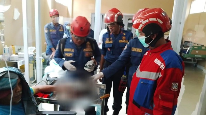 Damkar Makassar menangani kasus tangan pria terjepit mesin penggiling di rumah sakit.