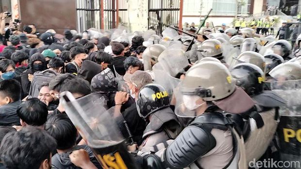demo tolak uu tni di bojonegoro ricuh