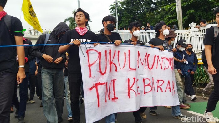 Demo tolak UU TNI di DPR