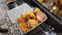 Butuh camilan ringan? Jangan khawatir ada tahu walik yang tak kalah enak. Bagian luarnya renyah dengan isian cincangan daging ayam yang padat. Foto: detikcom/Diah Afrilian