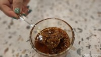 Bagian yang spesial dari tempat makan ini terletak pada sambalnya. Sambal bawang buatan Bu Rudy yang tersohor bisa dinikmati sepuasnya sebagai pelengkap makanan. Foto: detikcom/Diah Afrilian