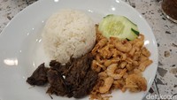 Menu wajib yang tak boleh dilewatkan adalah nasi campur dengan udang goreng. Hidangan tersebut menjadi cikal bakal bisnis kuliner Bu Rudy yang dahulu hanya menjajakan nasi bungkus. Foto: detikcom/Diah Afrilian
