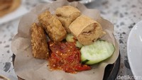 Menikmati makanan khas Jawa Timur rasanya belum lengkap tanpa penyetan. Ada menu tahu dan tempe penyet sederhana yang juga dipesan cocok untuk menambah rasa pedas menyengat saat makan di sini. Foto: detikcom/Diah Afrilian