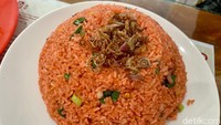Salah satu menu utama yang wajib dipesan di Depot Ciak adalah Nasi Goreng Merah Seafood yang banyak dipesan di sini. Foto: detikFood