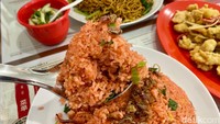 Nasi goreng disajikan di atas piring besar dengan taburan bawang goreng di atasnya. Porsinya bisa disantap untuk 3-4 orang. Rasanya smokey.  Foto: detikFood