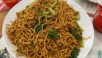 Menu populer lainnya ada Mie Goreng Ayam Porsi Brutal (Rp 78.000), sama seperti nasi goreng, tersedia juga porsi normal (Rp 38.000). Foto: detikFood