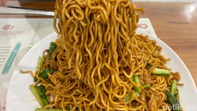 Dijamin Kenyang! Makan Nasi Goreng Merah hingga Mie Goreng Porsi Brutal